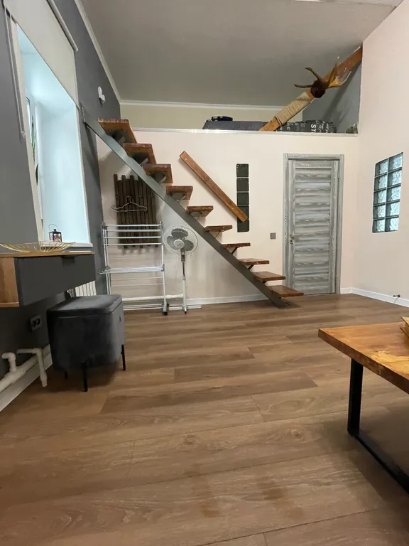 Двухкомнатная квартира на площади Революции