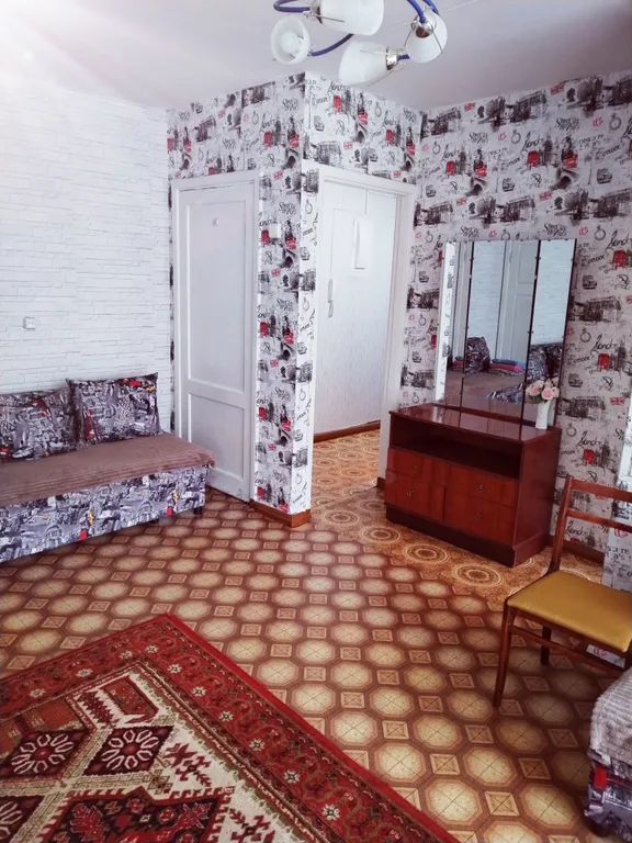 Двухкомнатная квартира с 4 диванами на Ушакова