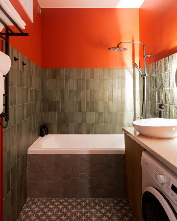 Яркая сталинка с балконом и видом на бульвар