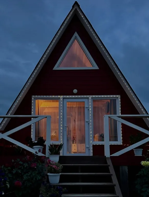 Красный домик с видом на Байкал