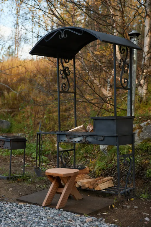 Большой дом для отдыха на берегу реки Кола