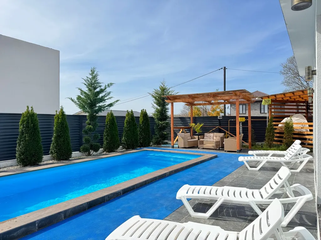 Дом с баней и теплым бассейном