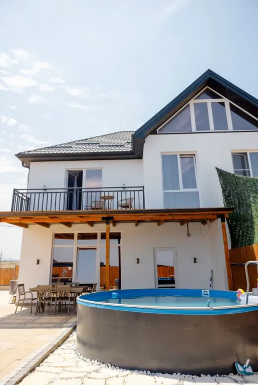 Домик у моря с бассейном