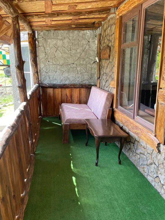 Деревенский домик в лесу