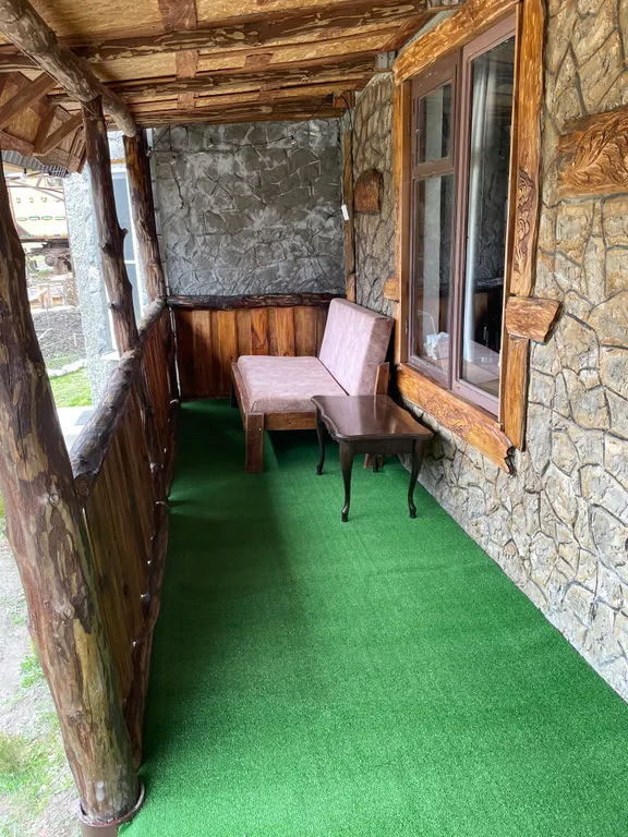 Деревенский домик в лесу