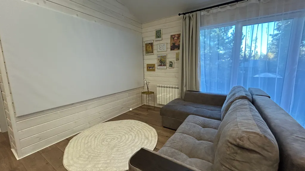 Загородный дом с большой террасой, кострищем и лесом