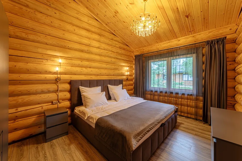 Уютный дом на берегу большого озера