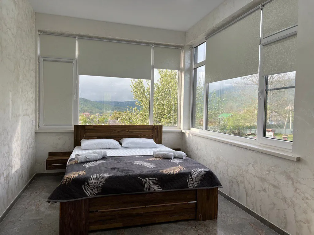 Номер люкс с видом на горы и всегда теплым бассейном