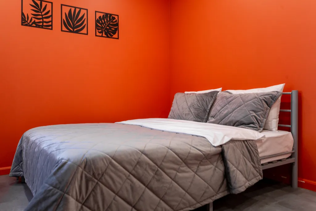 Стильная студия с кондиционером, качелями и кофеваркой