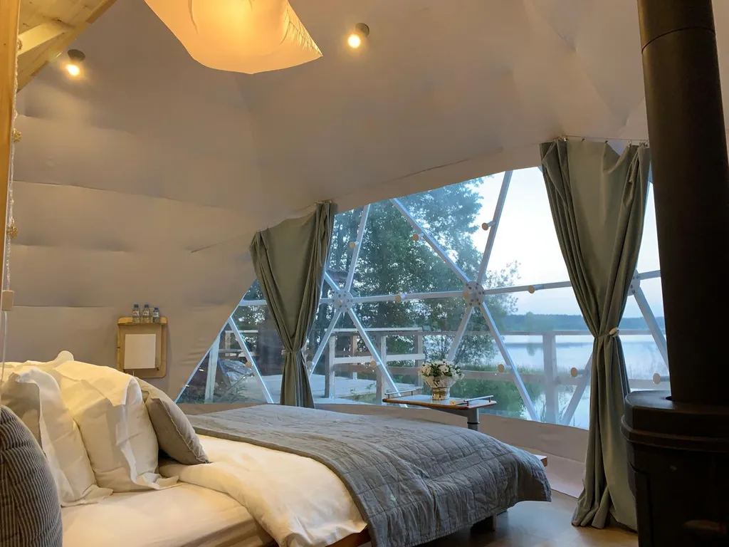 Чудесное место у озера с камином и русской баней