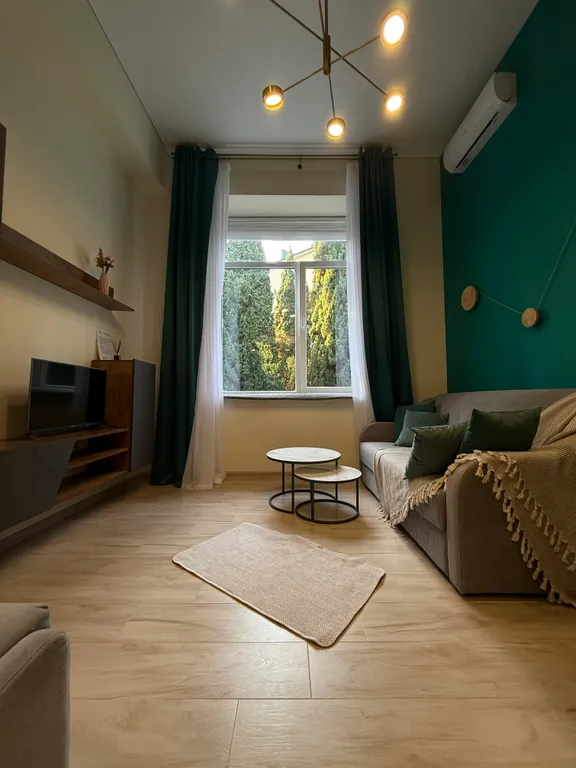 Квартира-студия с кипарисами за окном