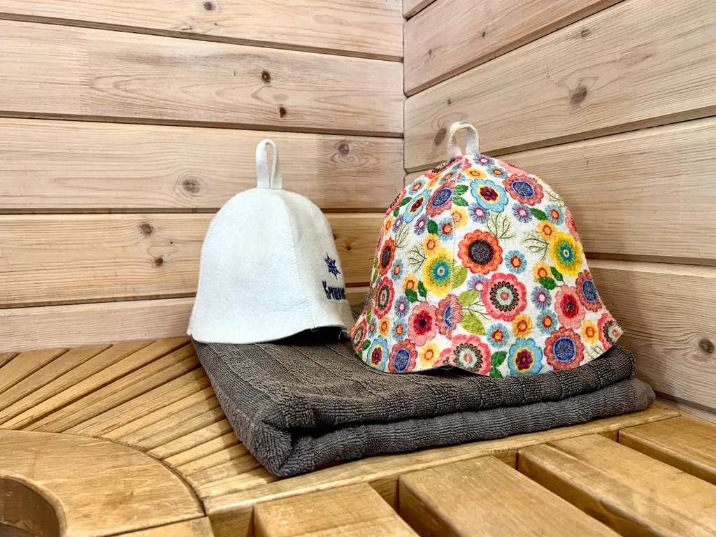 Маленький дом на берегу озера