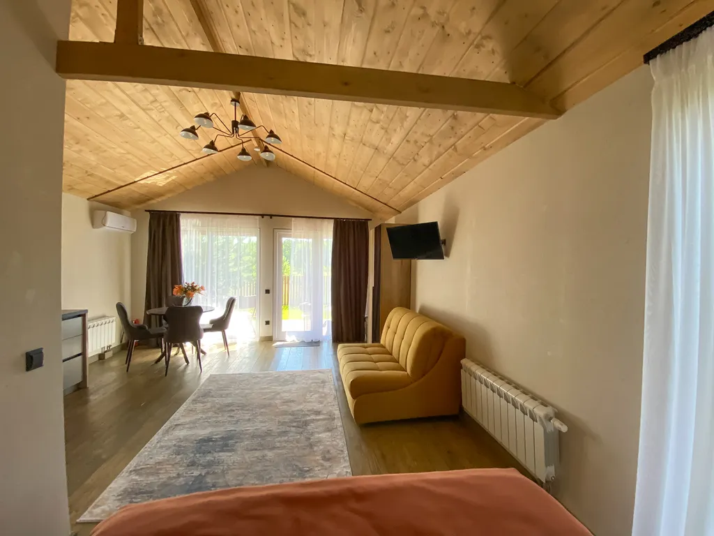 Уютный коттедж в лесу у пруда