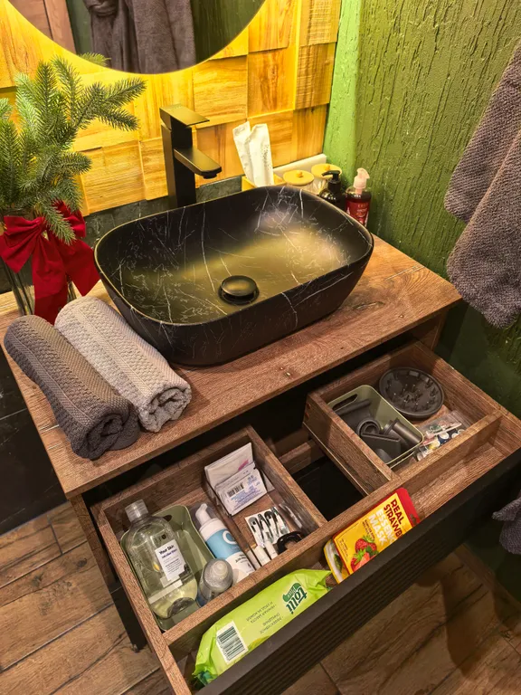 Домик для пар, чаном на дровах и видом на березовый лес в МО.