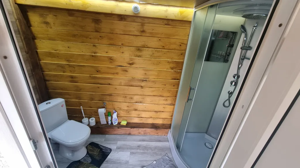 Двухместный домик с двумя отдельными кроватями и санузлом на два дома