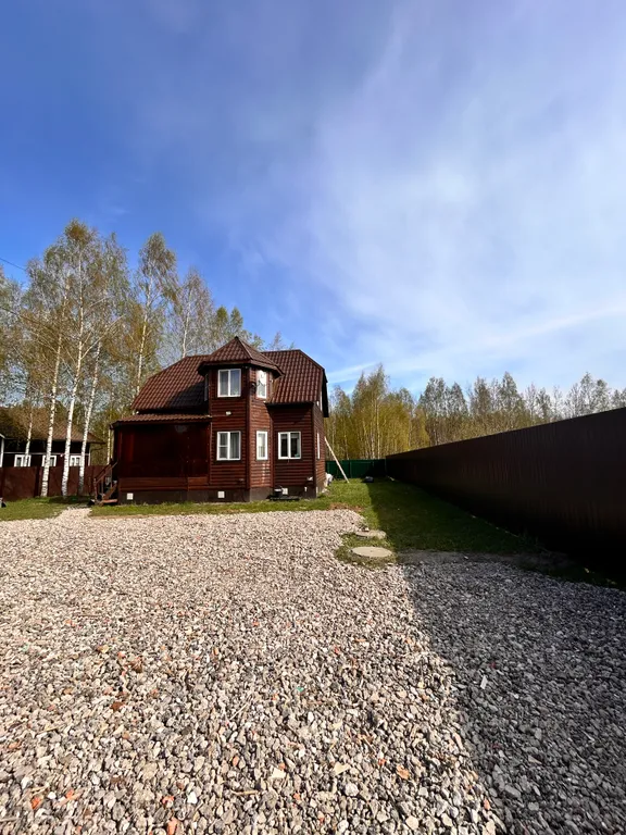 Загородный дом с беседкой