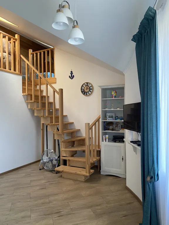 Двухуровневые апартаменты у озера и моря