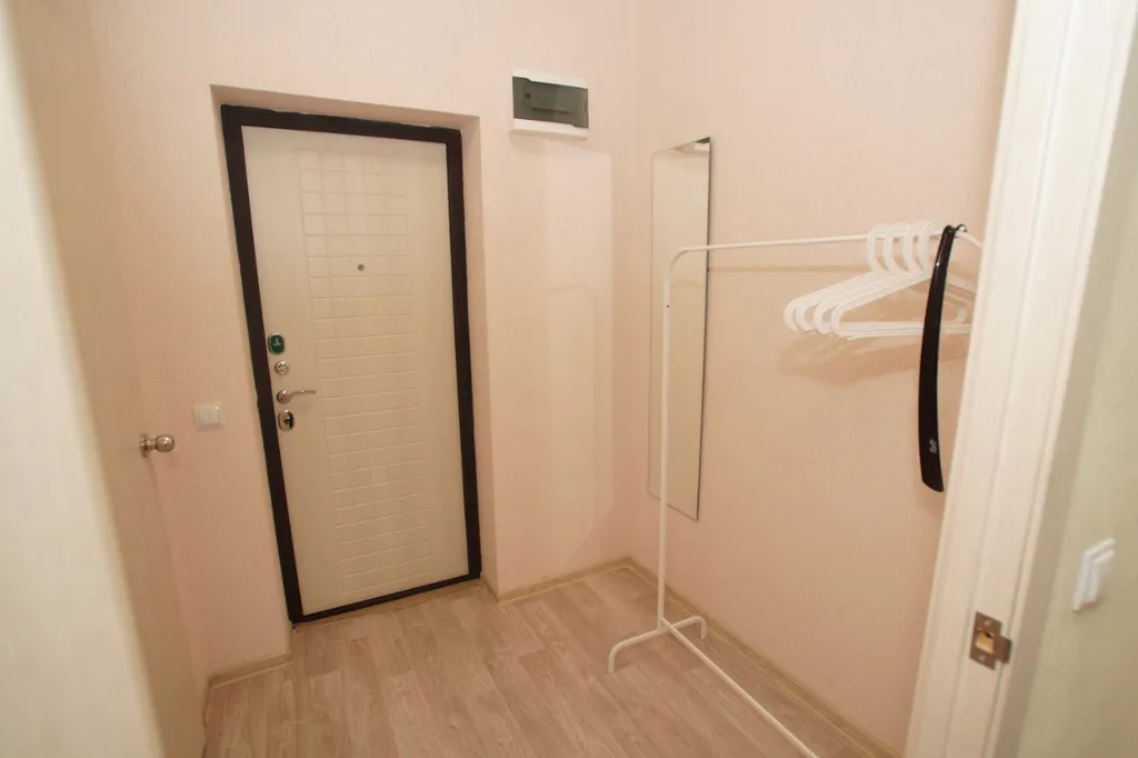 Просторная студия со свежим ремонтом и видом на лес