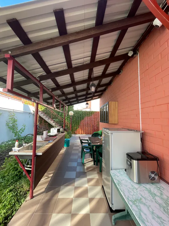 Часть жилого дома с бассейном