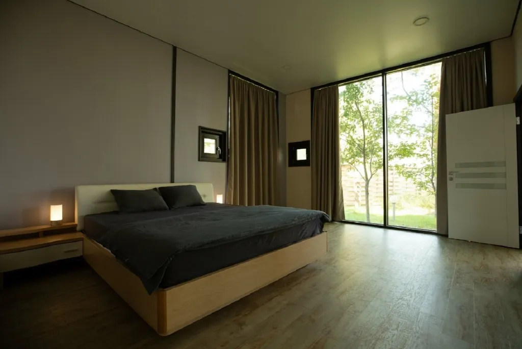 Дизайнерский коттедж с садом на крыше