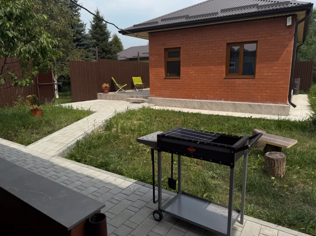 Новый дом в тихом месте недалеко от центра города