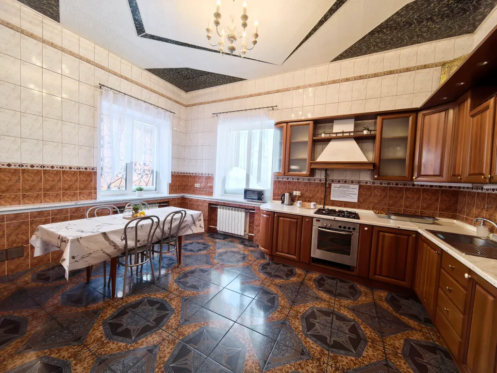 Коттедж в центре города с бассейном