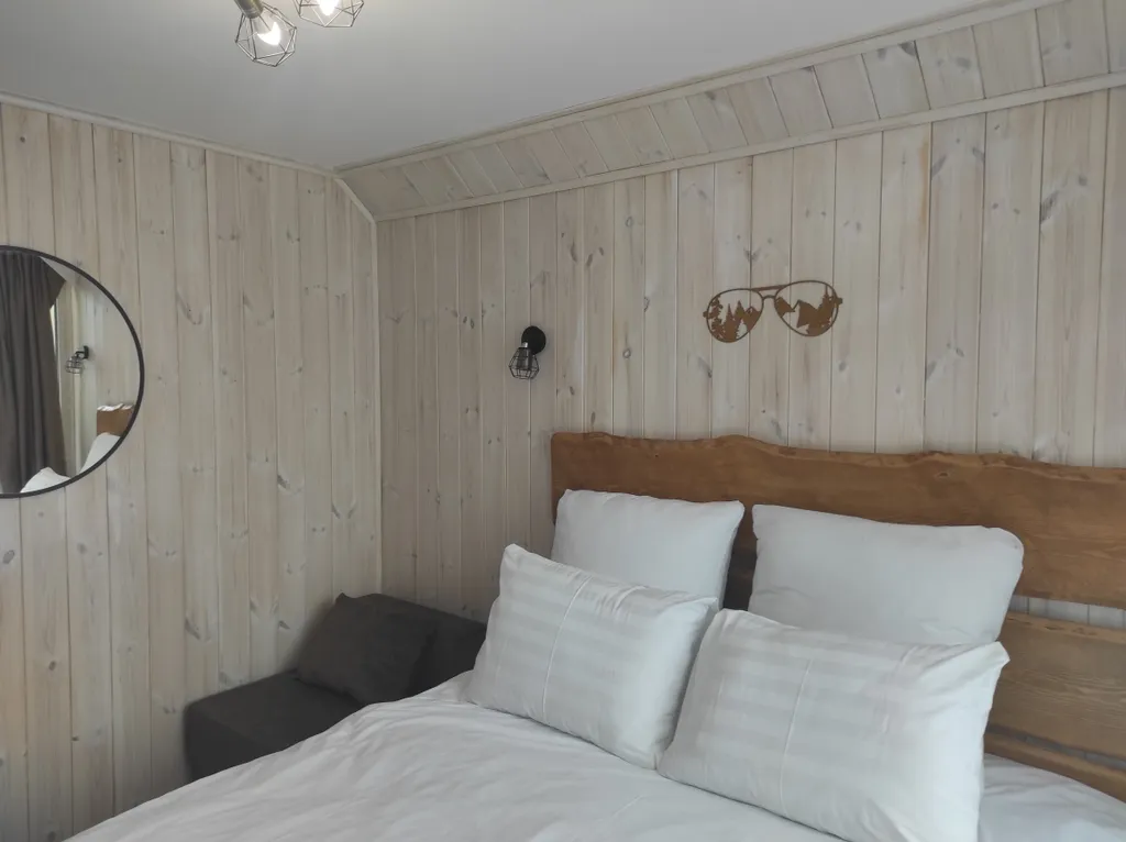 Биг-Лодж с панорамными окнами на Алтае