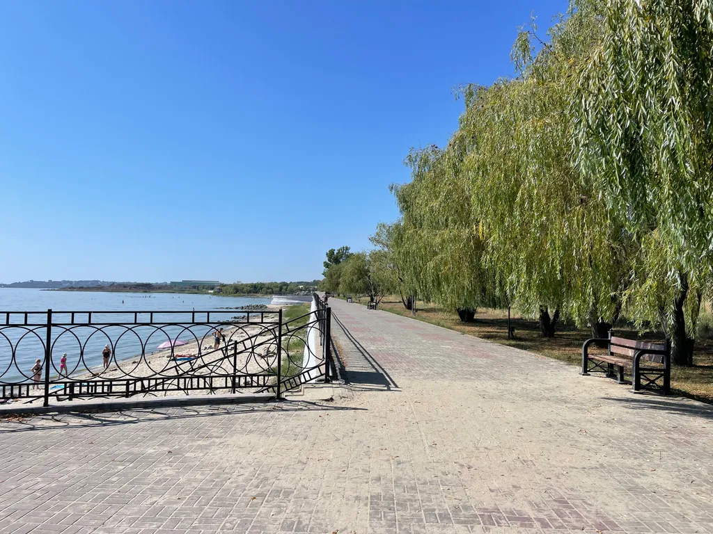 Частный сектор рядом с морем