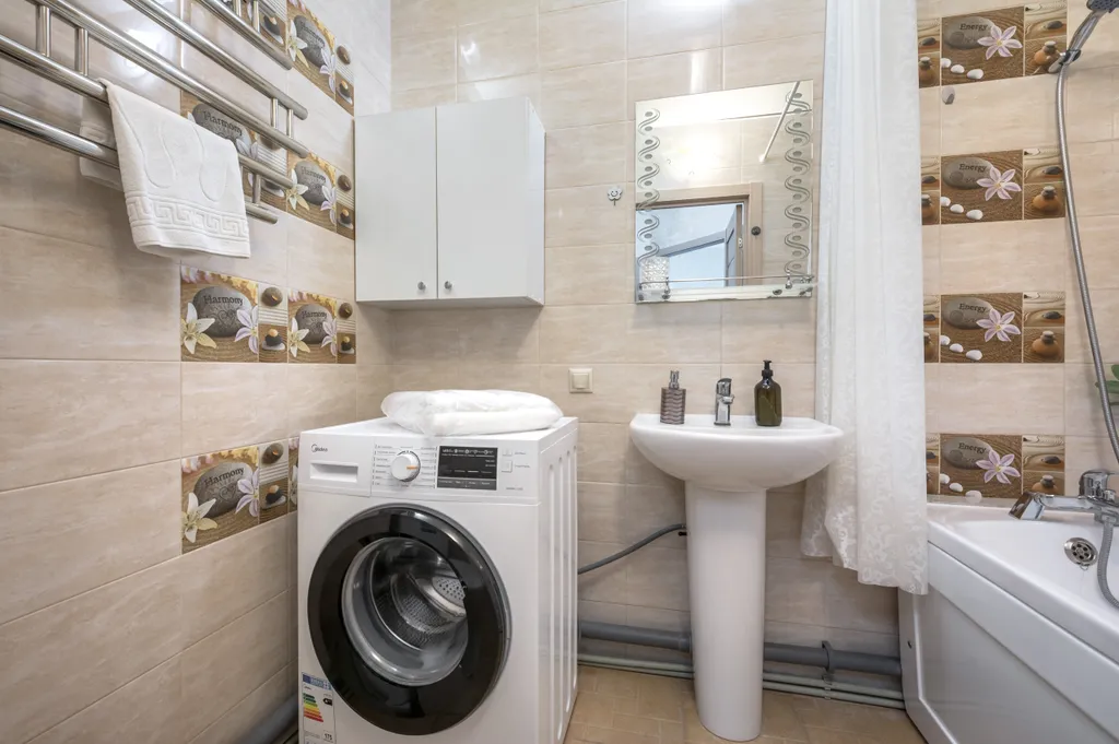 Апартаменты с видом на город в жк большом, в окнах виден закат