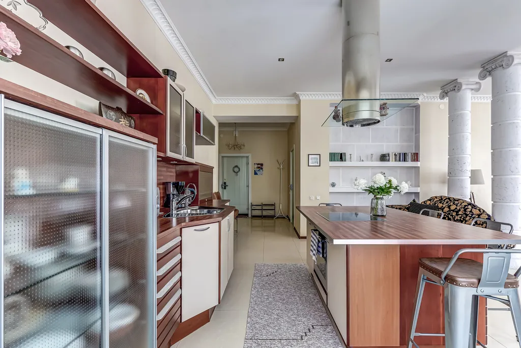 Просторная солнечная студия с круглым балконом