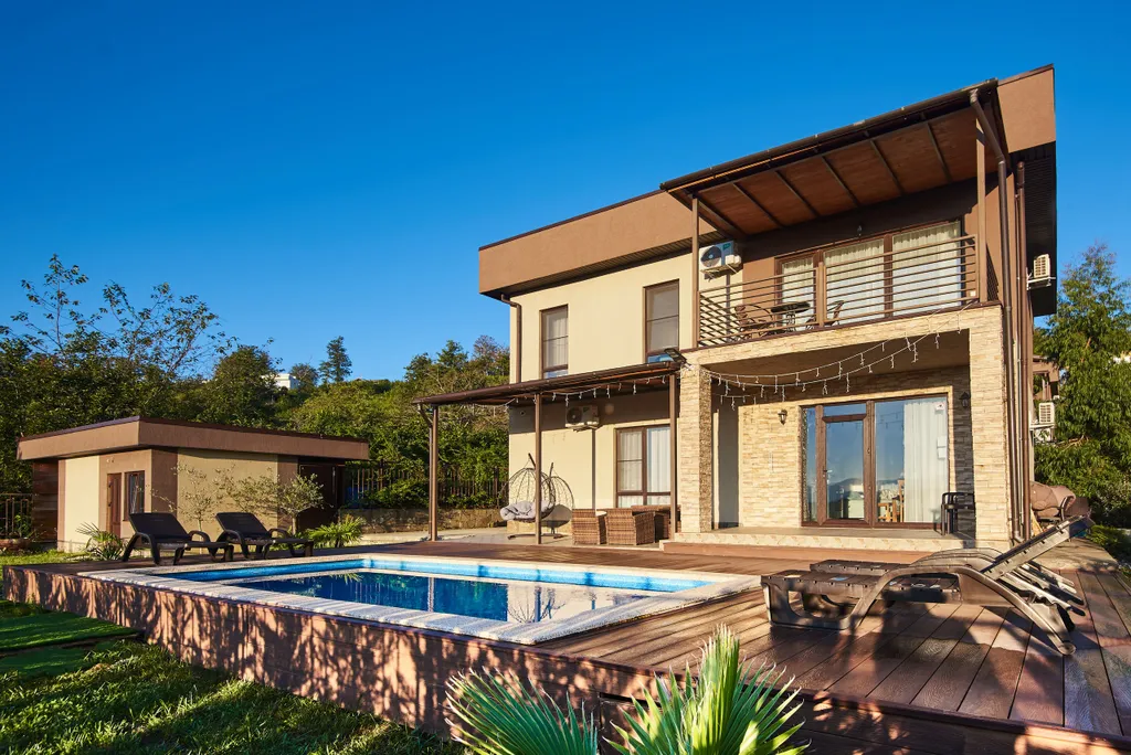 Видовой коттедж с бассейном и сауной