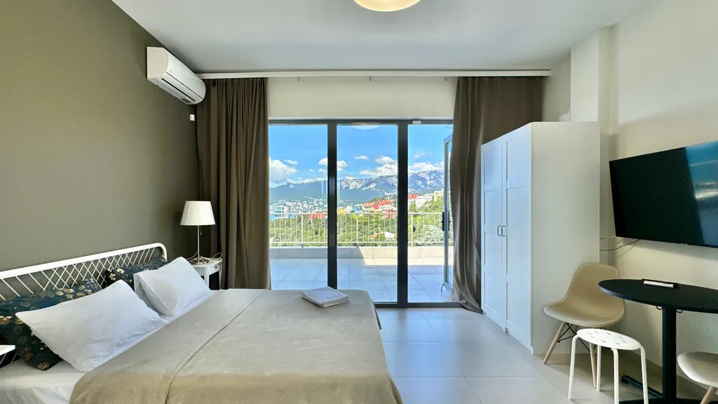 Часть дома с бассейном недалеко от моря Отрадное Ялта