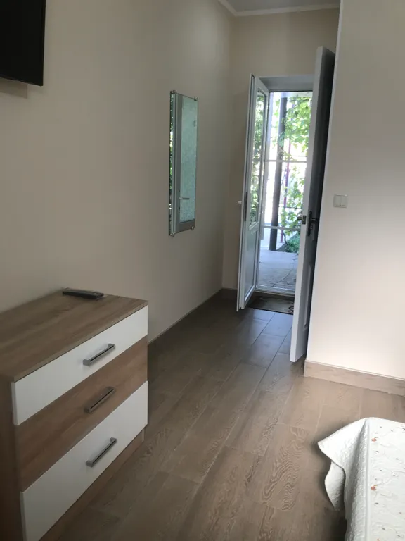 Индивидуальный номер на земле в уютном дворике