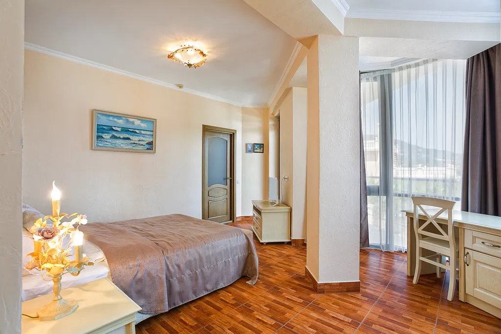 Просторная видовая двухкомнатная квартира на берегу моря в Ливадии