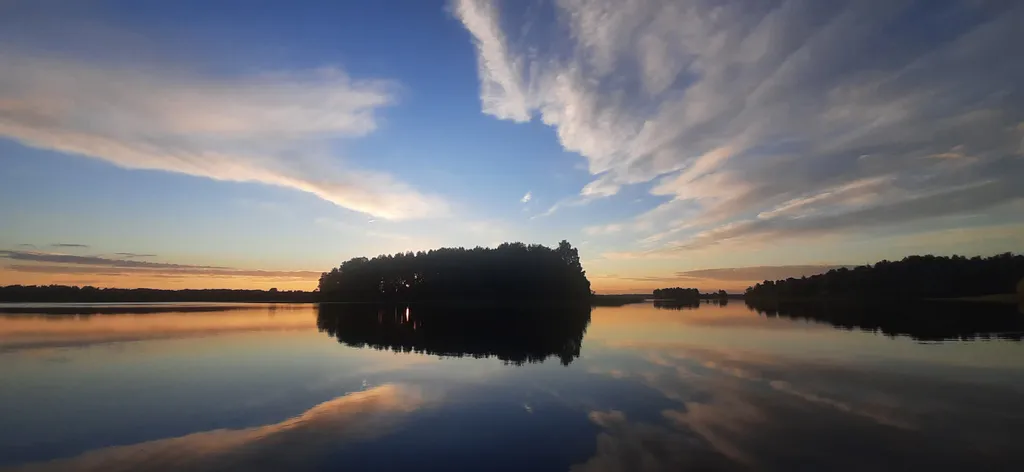 Домик у озера