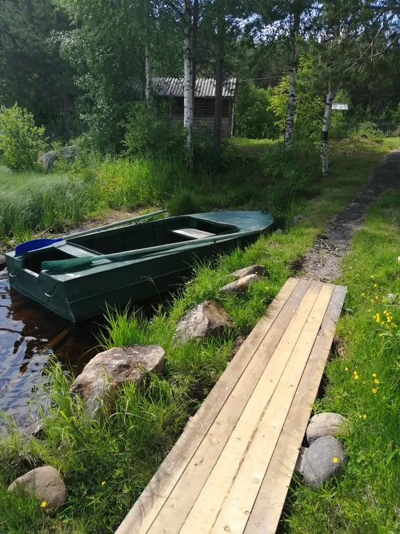 Дом на берегу с баней и лодкой