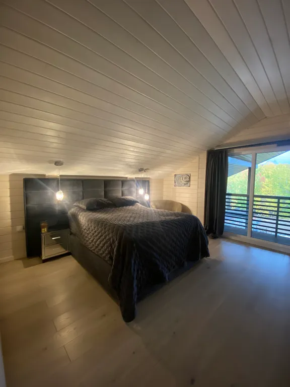 Загородный дом у леса с собственным прудом