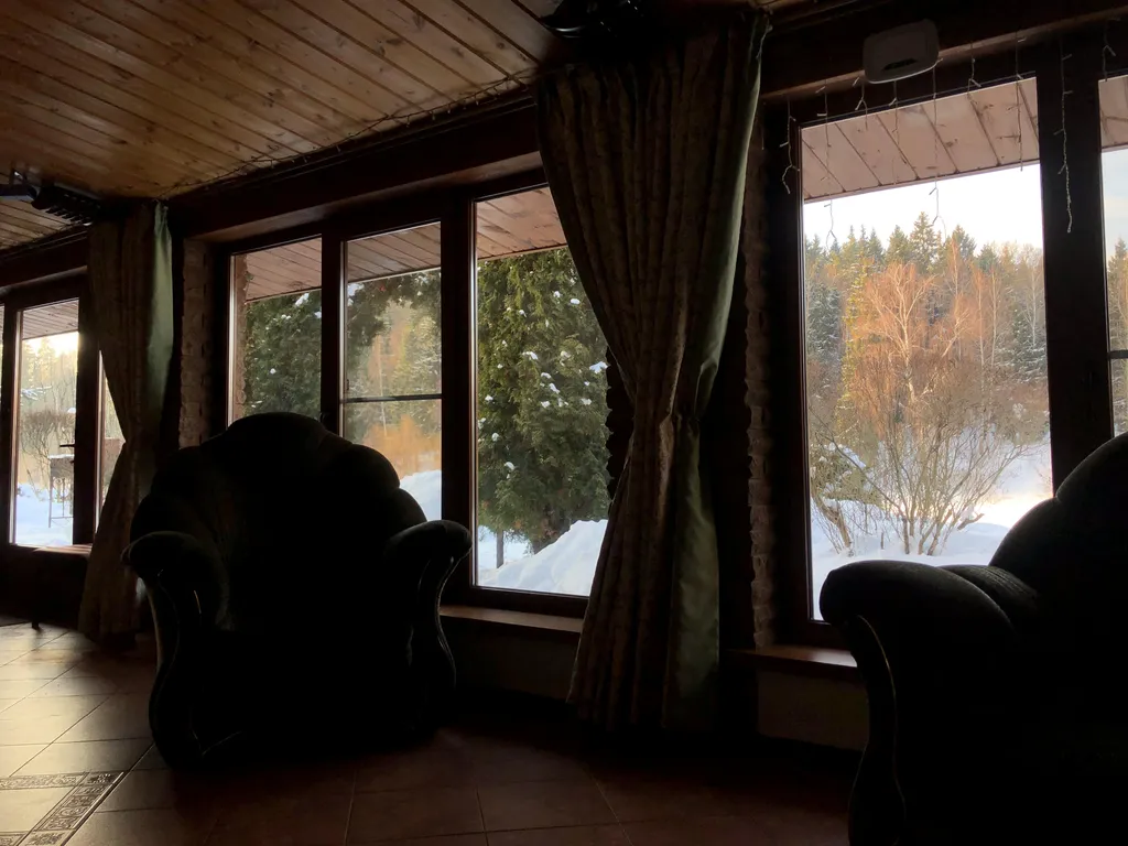 Дом на берегу реки с баней на дровах