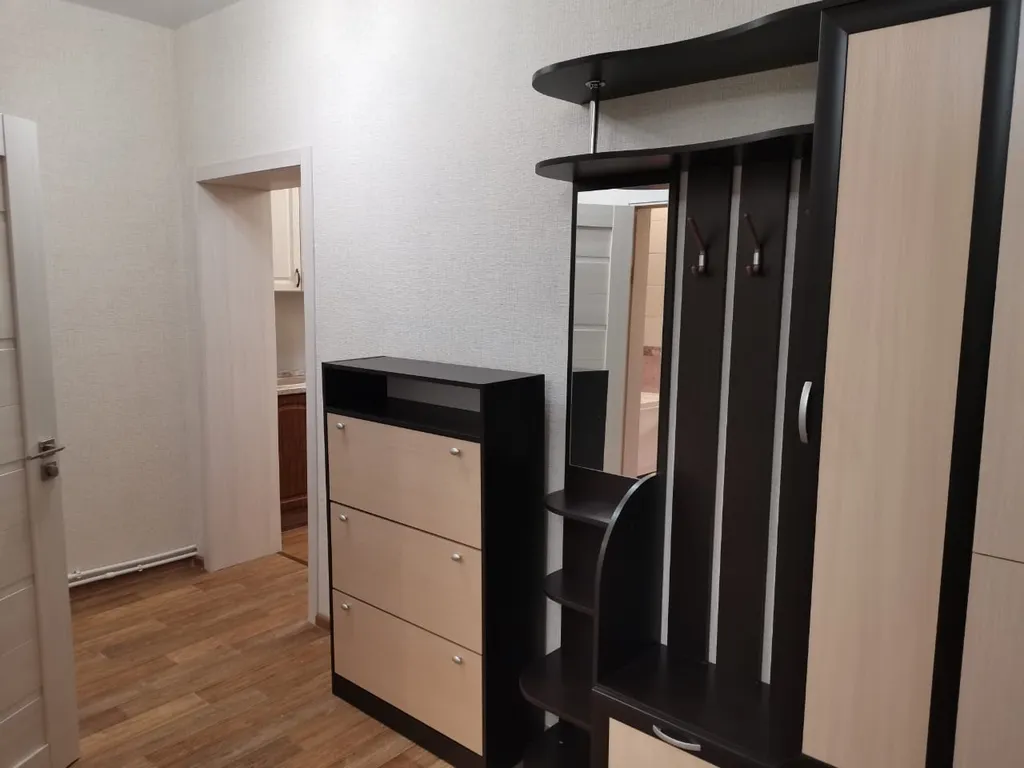 Уютный уголок с небольшой зоной для отдыха и машиноместом