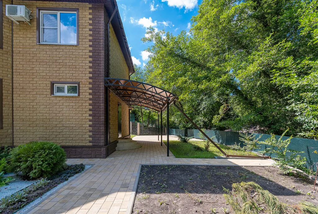 Коттедж с бассейном возле леса