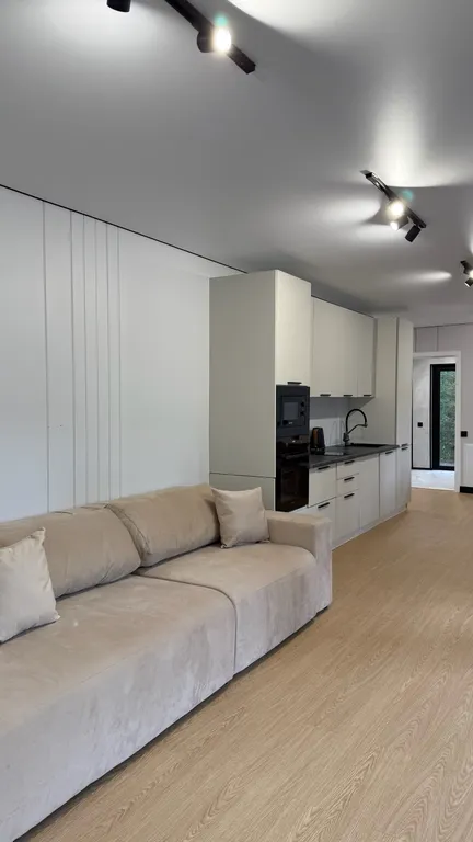 Панорамный дом в окружении леса с сауной