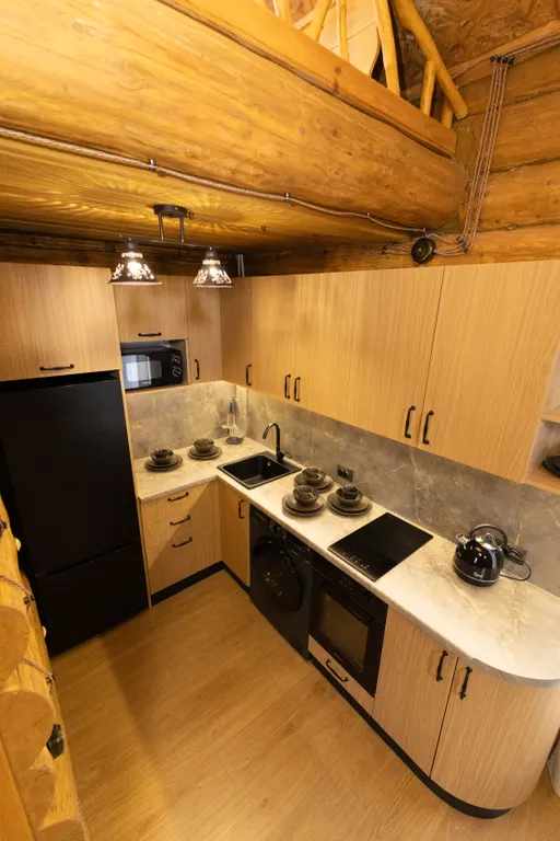 Бревенчатая изба с уникальной отделкой