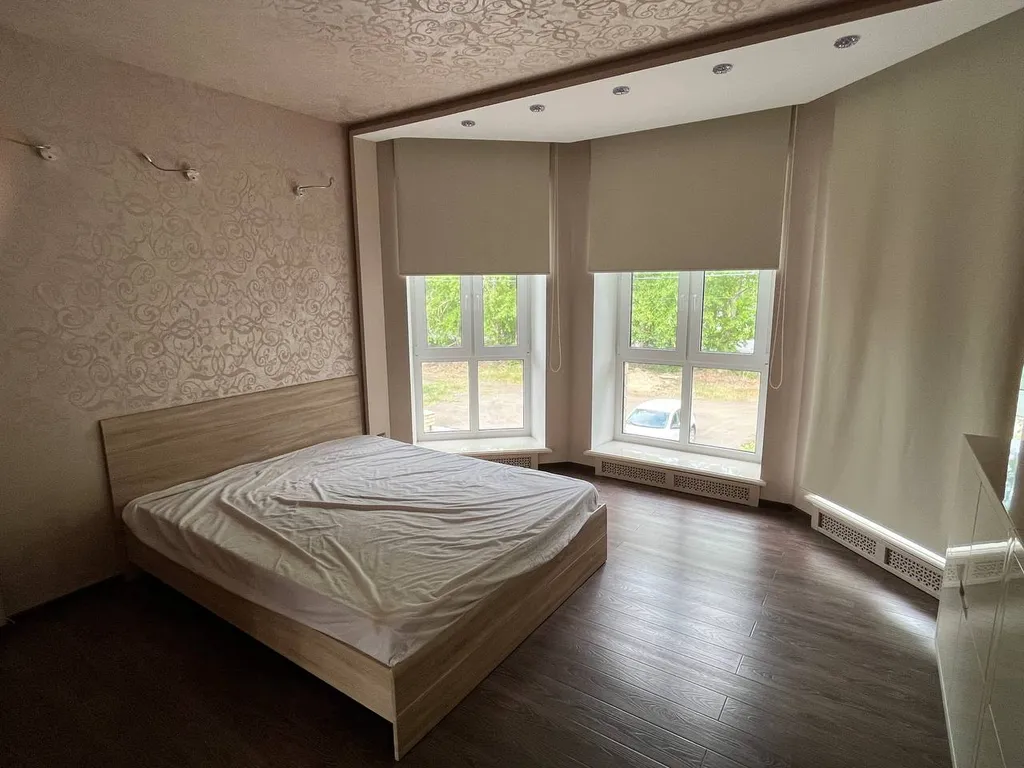 Коттедж и деревянная баня с большой комнатой отдыха