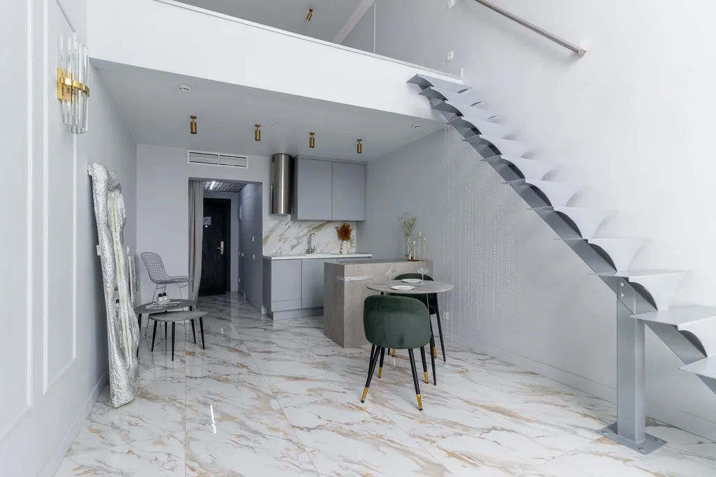 Двухуровневая студия с панорамным видом на город