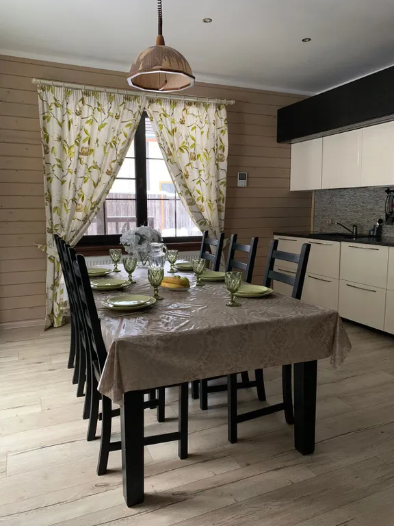 Деревянный 2-этажный коттедж у леса