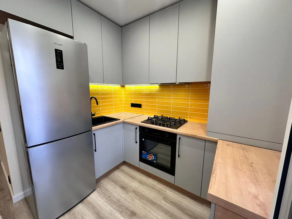 Современная студия с видом на город и новым ремонтом