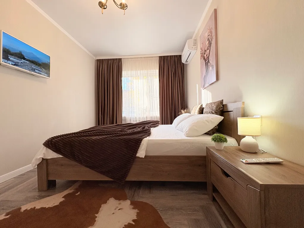 Стильная двухкомнатная квартира на проспекте Кирова со своей парковкой