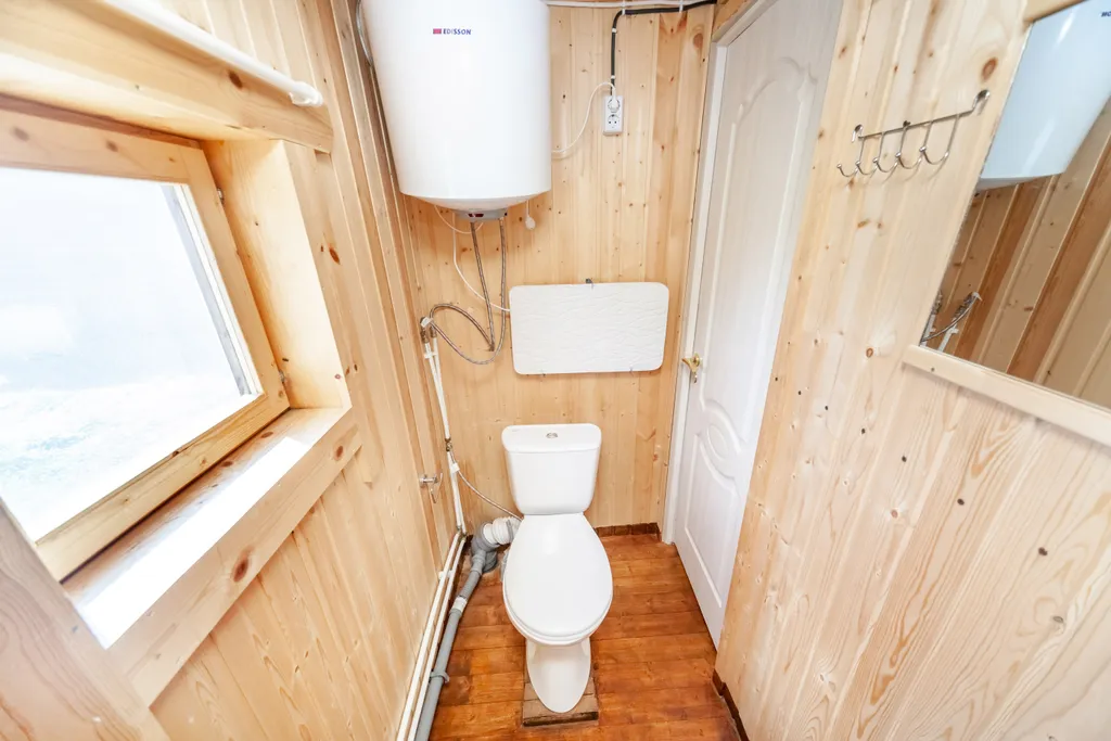 Домик с панорамным окном на берегу озера