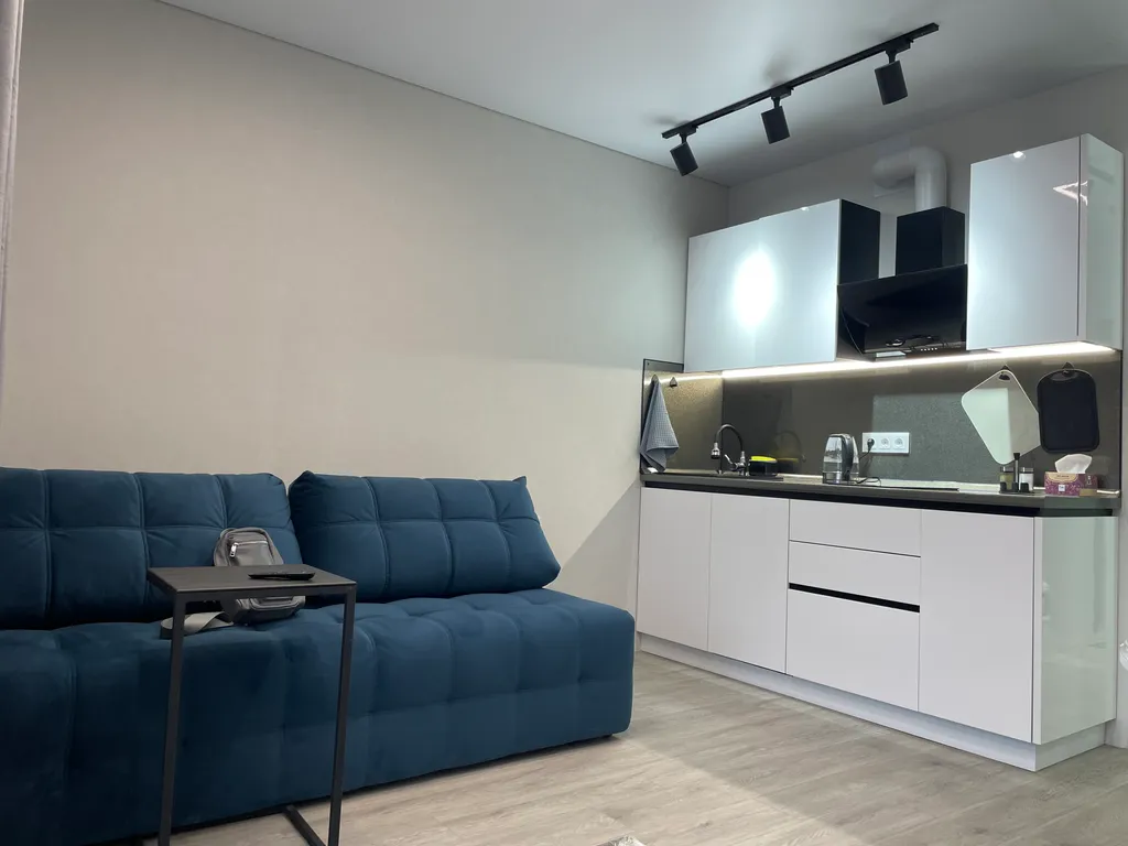 Апартаменты с панорамными окнами на лес и море и роскошным двором