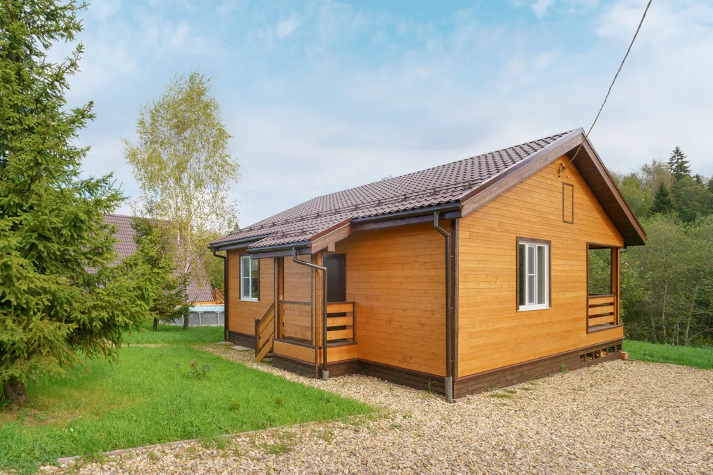 Новый загородный дом у реки с баней и бассейном